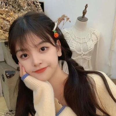 坐在酒吧里吃蛋糕